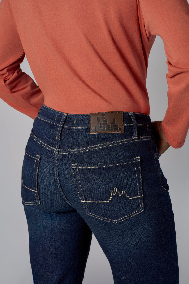 Make a statement in our elegant 'Dark Whisker Wash' Dover Straight Leg.