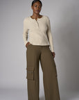 A stunning twist: the 'Olive' Wide Leg Cargo Pant brings freshness to your style.