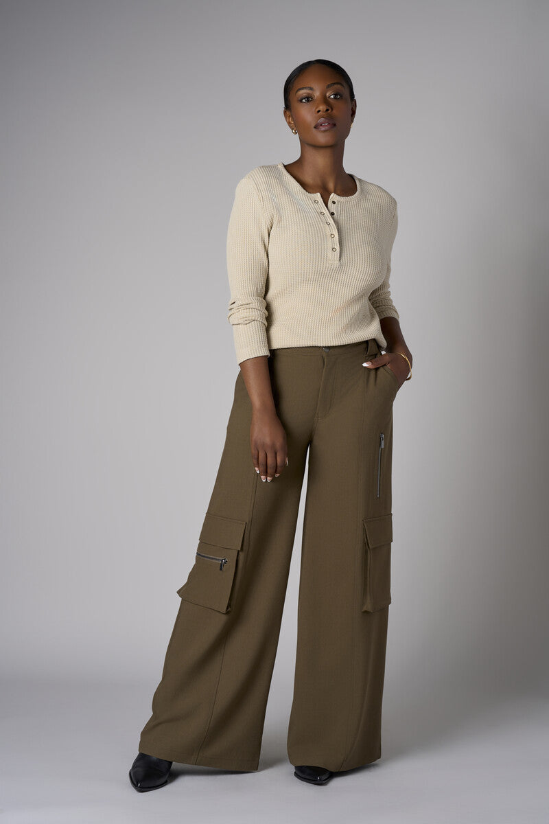 A stunning twist: the 'Olive' Wide Leg Cargo Pant brings freshness to your style.