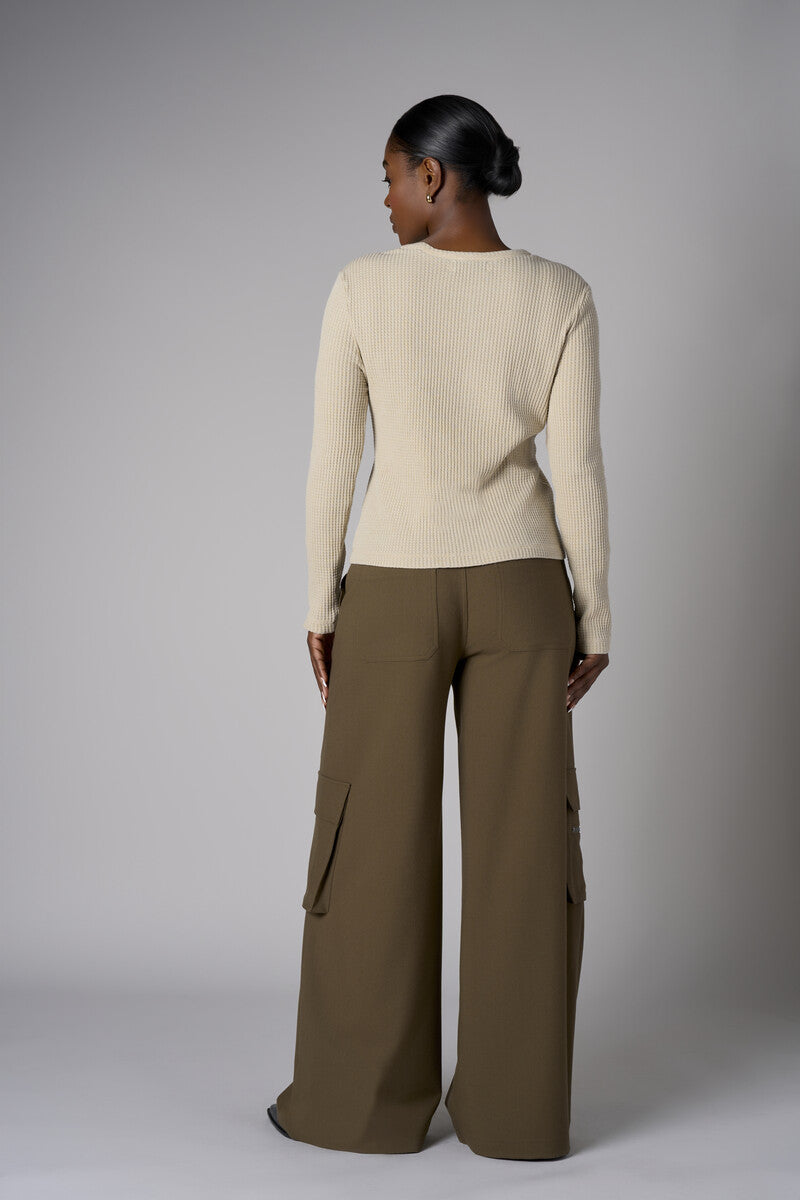 A stunning twist: the 'Olive' Wide Leg Cargo Pant brings freshness to your style.
