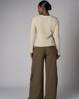 A stunning twist: the 'Olive' Wide Leg Cargo Pant brings freshness to your style.