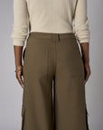 A stunning twist: the 'Olive' Wide Leg Cargo Pant brings freshness to your style.