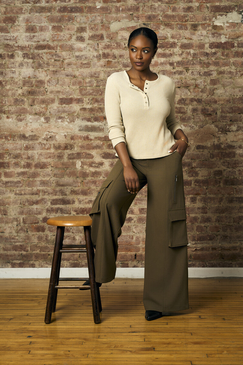 A stunning twist: the 'Olive' Wide Leg Cargo Pant brings freshness to your style.