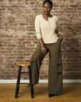 A stunning twist: the 'Olive' Wide Leg Cargo Pant brings freshness to your style.