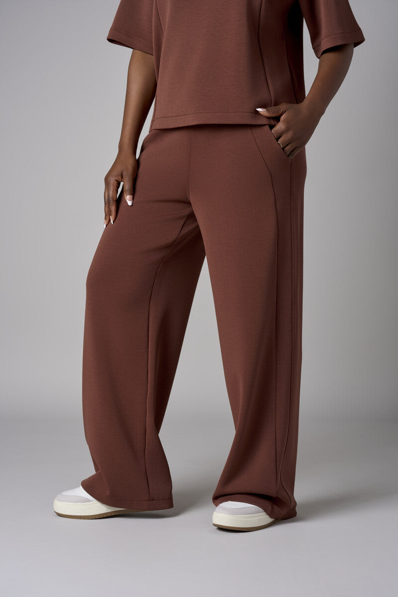 Go bold with the 'Earth' Side Panel Athletic Pant, designed for standout style.