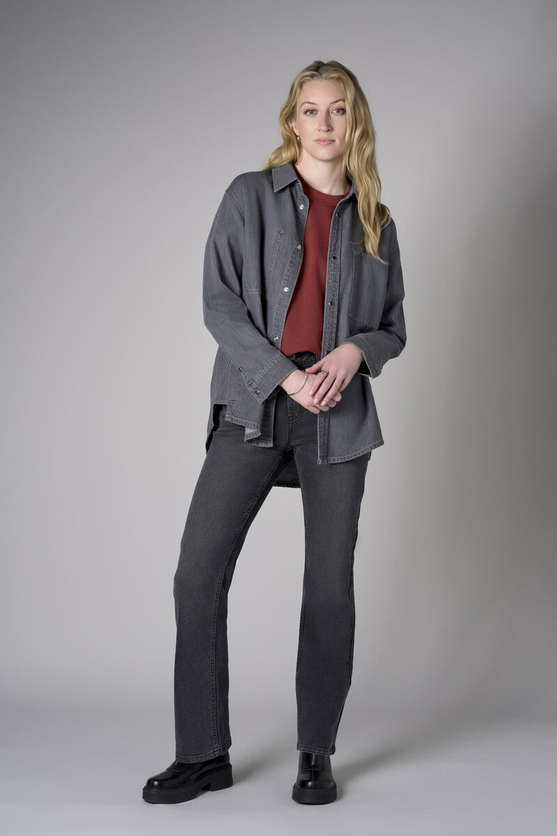 Be unforgettable in the versatile 'Gray' Gramercy Denim Shirt.