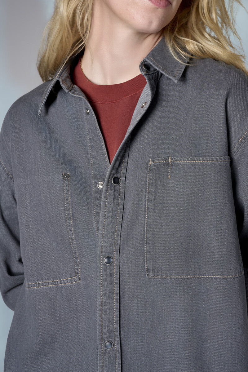 Be unforgettable in the versatile 'Gray' Gramercy Denim Shirt.