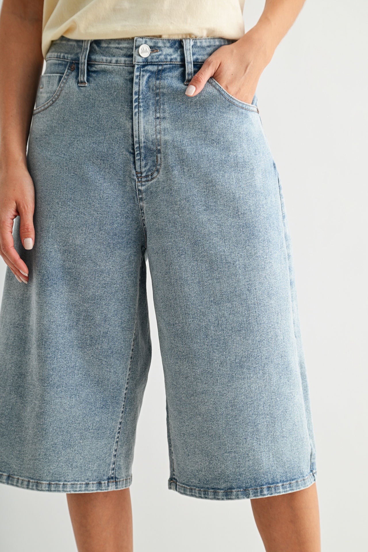 15" Relaxed Short Light Antique Wash
