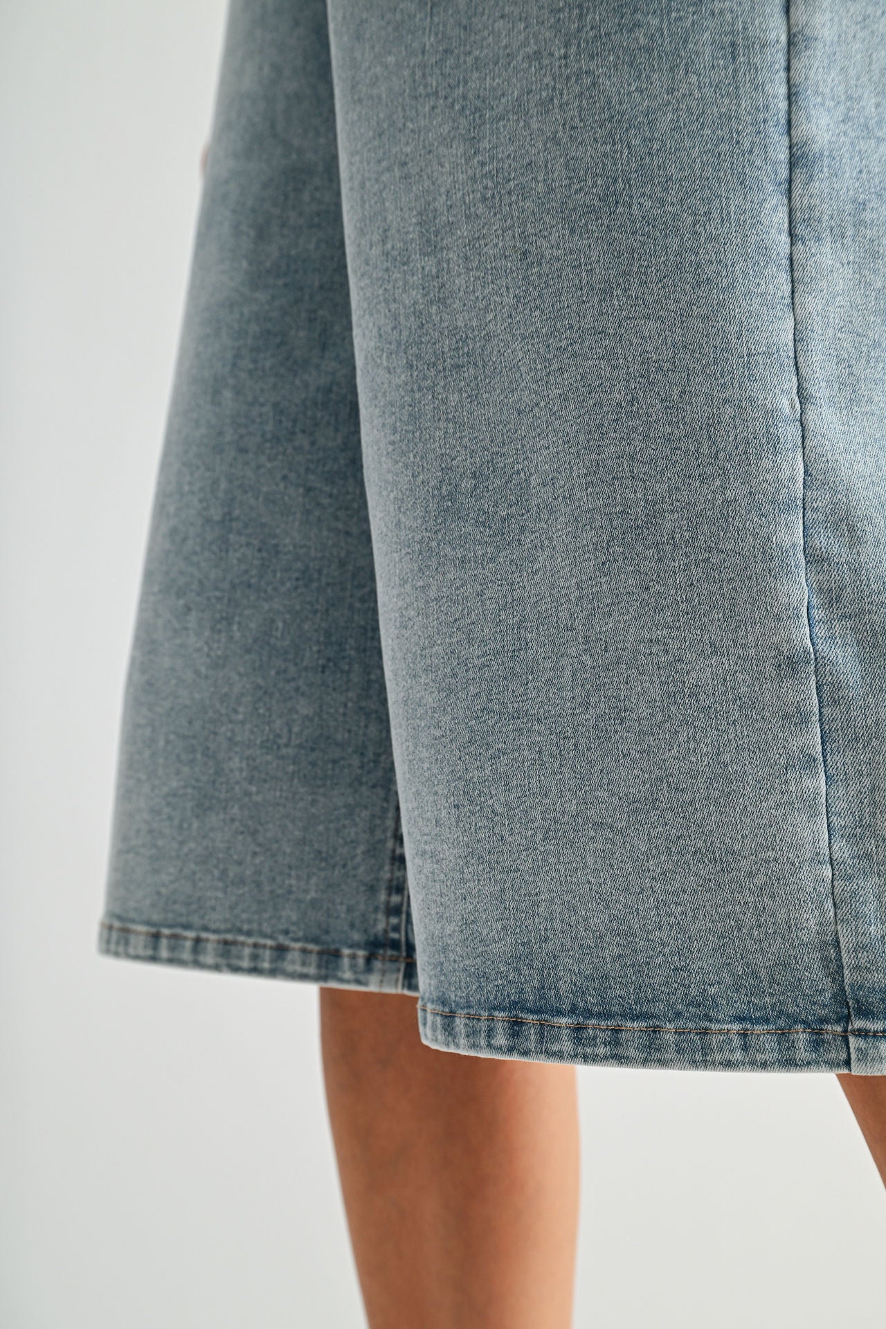 15" Relaxed Short Light Antique Wash