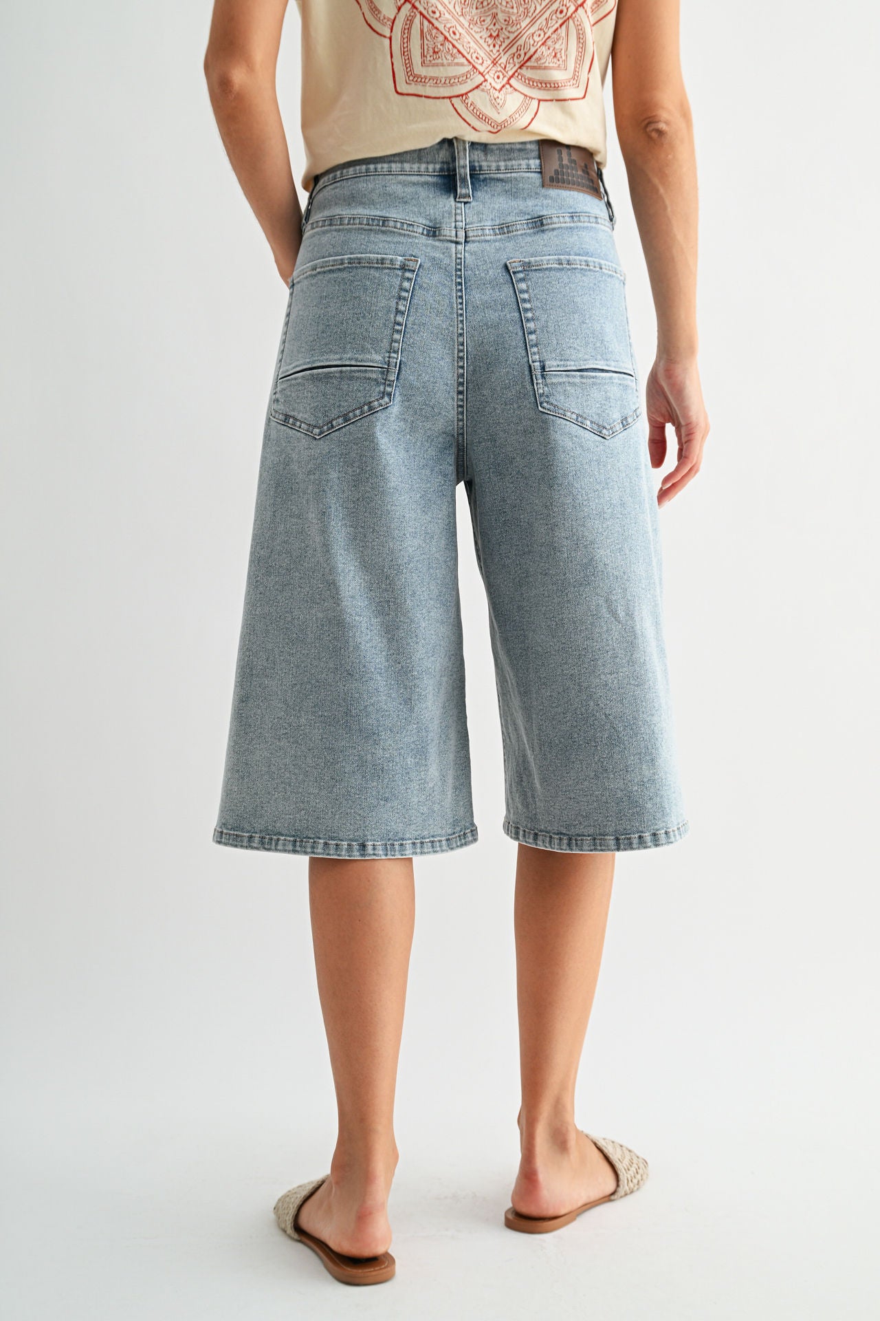 15" Relaxed Short Light Antique Wash