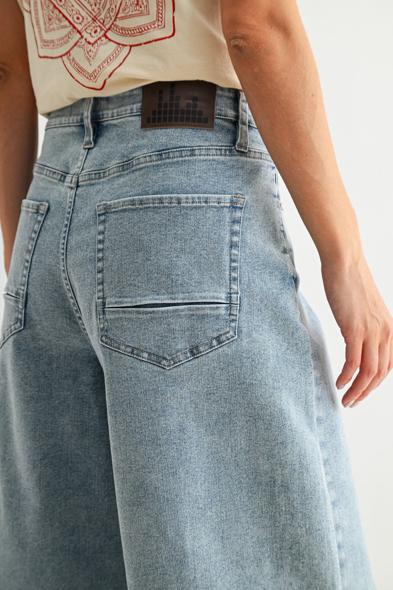 15" Relaxed Short Light Antique Wash