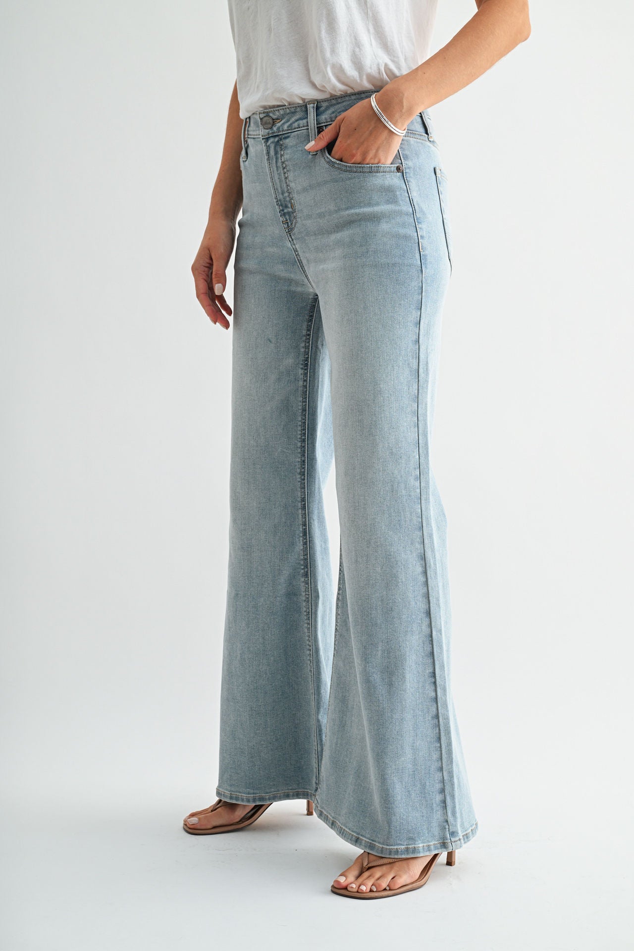 Light Antique Wash Bond Wide Leg Jeans