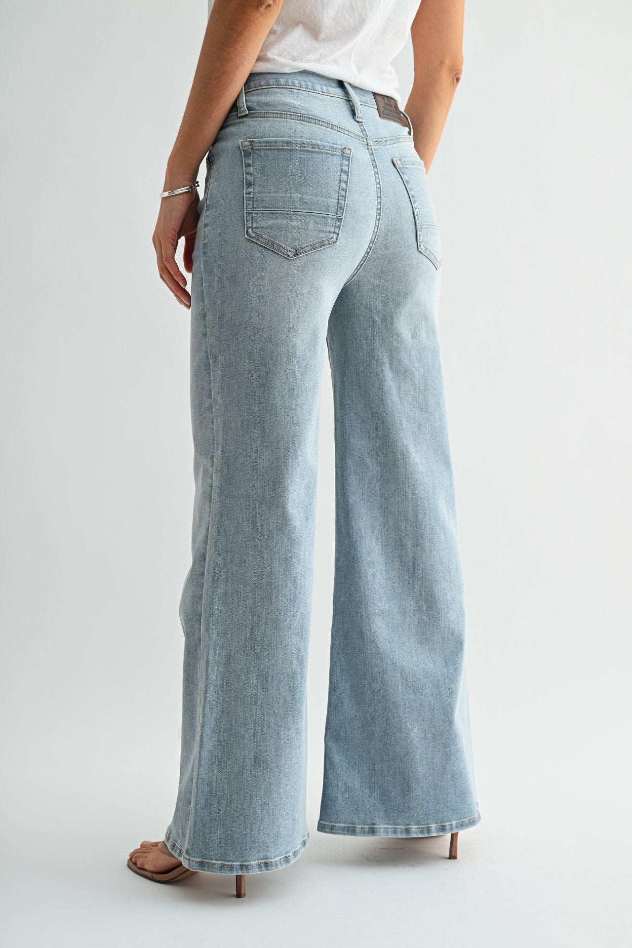 Light Antique Wash Bond Wide Leg Jeans