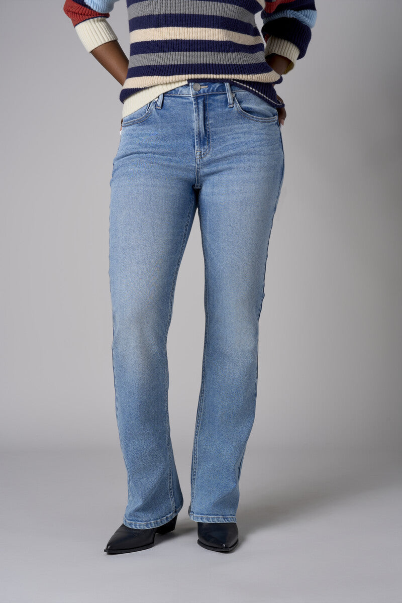Be unforgettable in the modern 'Light Vintage Wash' Chelsea Bootcut.