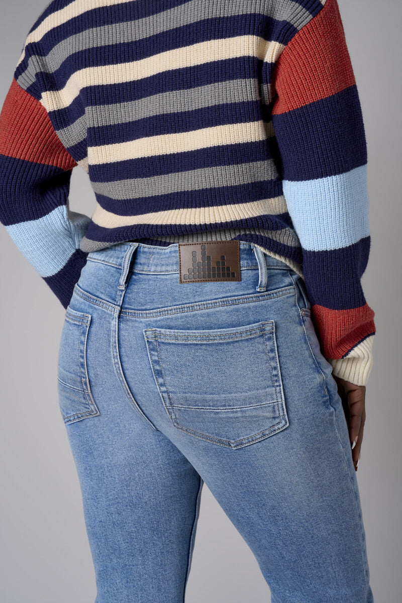 Be unforgettable in the modern 'Light Vintage Wash' Chelsea Bootcut.