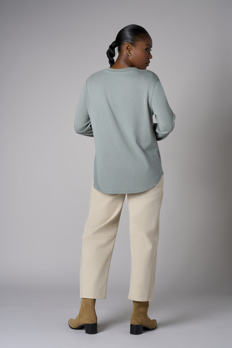 Make a statement in our refined 'Bone White Denim' Slim Barrel Leg Jean.