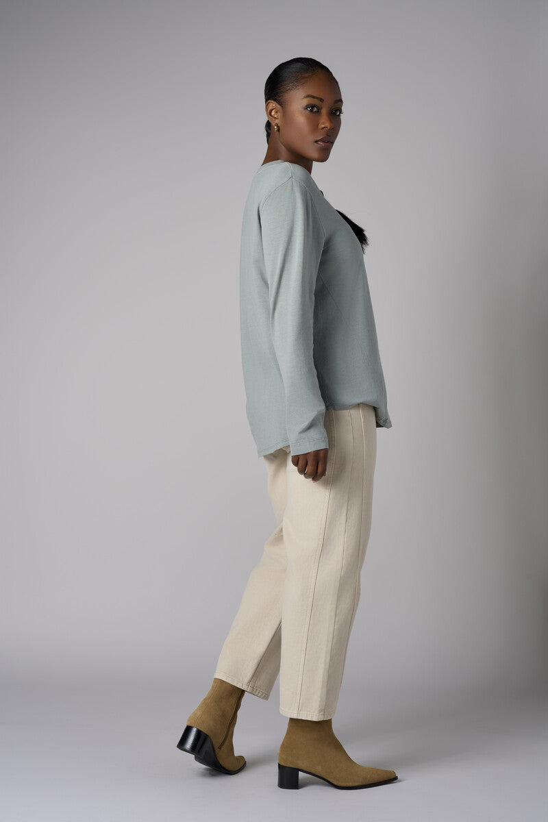 Make a statement in our refined 'Bone White Denim' Slim Barrel Leg Jean.