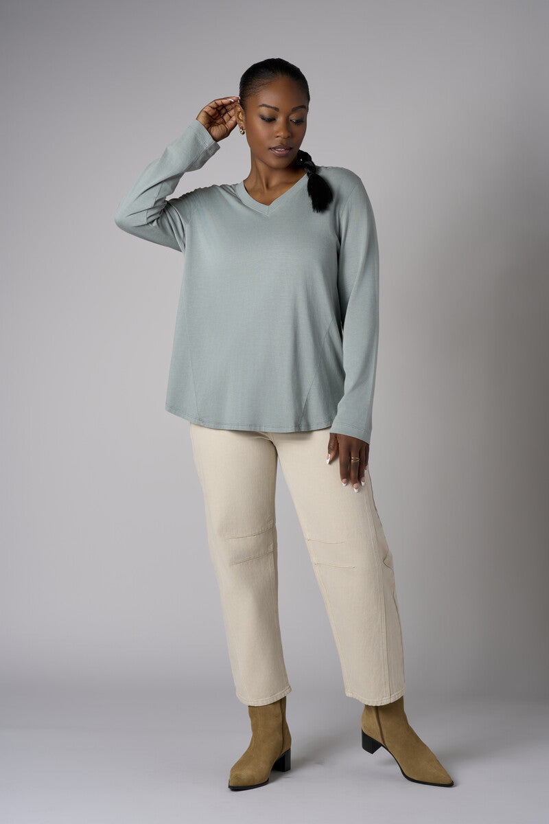 Make a statement in our refined 'Bone White Denim' Slim Barrel Leg Jean.