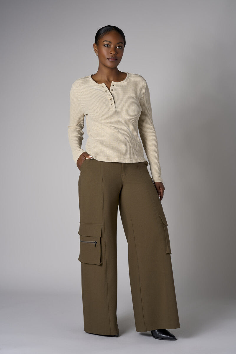 A stunning twist: the 'Olive' Wide Leg Cargo Pant brings freshness to your style.