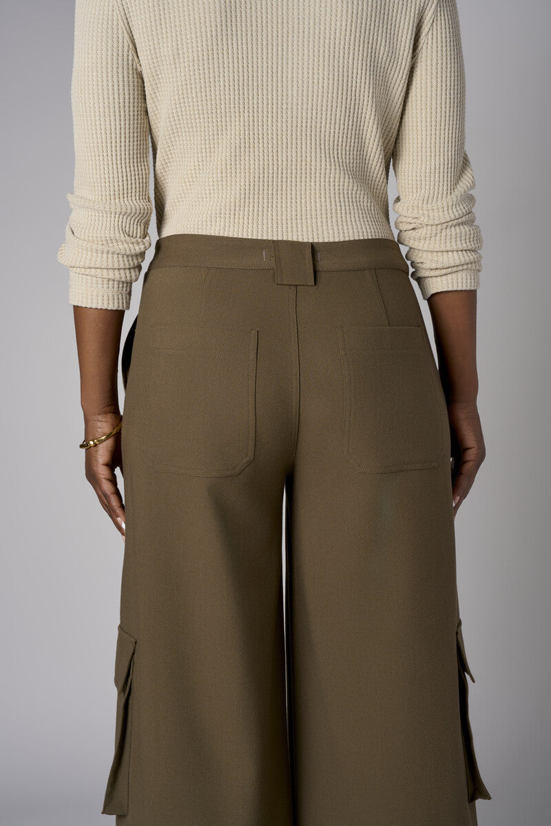 A stunning twist: the &#39;Olive&#39; Wide Leg Cargo Pant brings freshness to your style.
