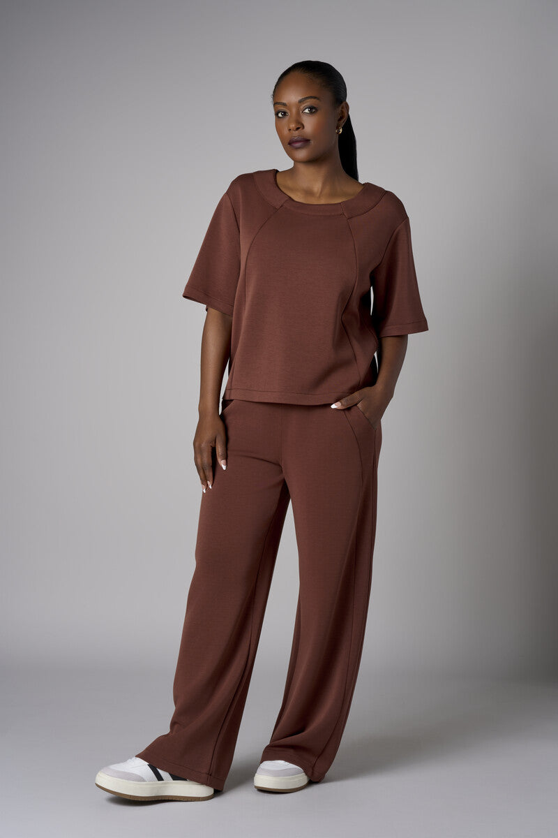 Go bold with the &#39;Earth&#39; Side Panel Athletic Pant, designed for standout style.