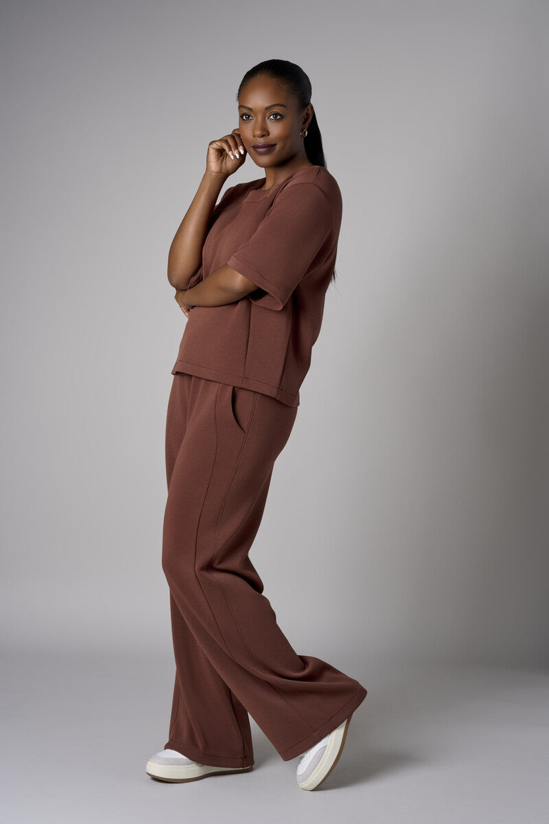 Go bold with the &#39;Earth&#39; Side Panel Athletic Pant, designed for standout style.