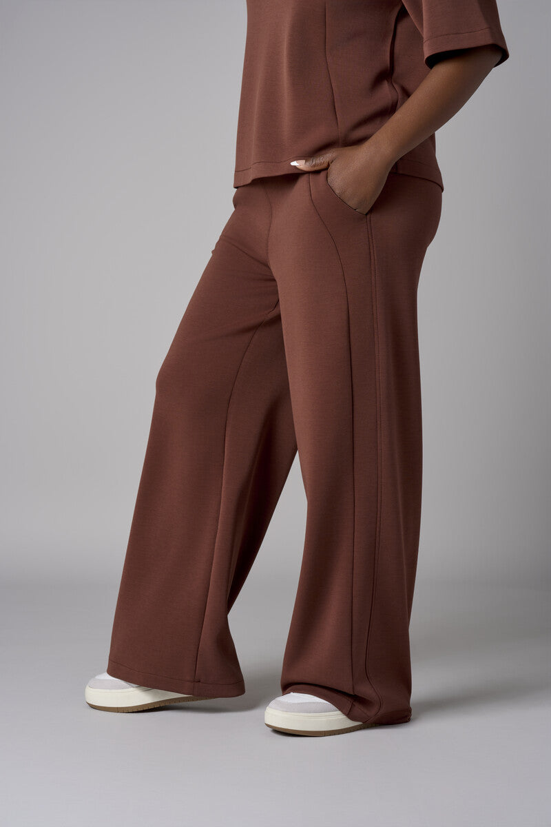 Go bold with the &#39;Earth&#39; Side Panel Athletic Pant, designed for standout style.