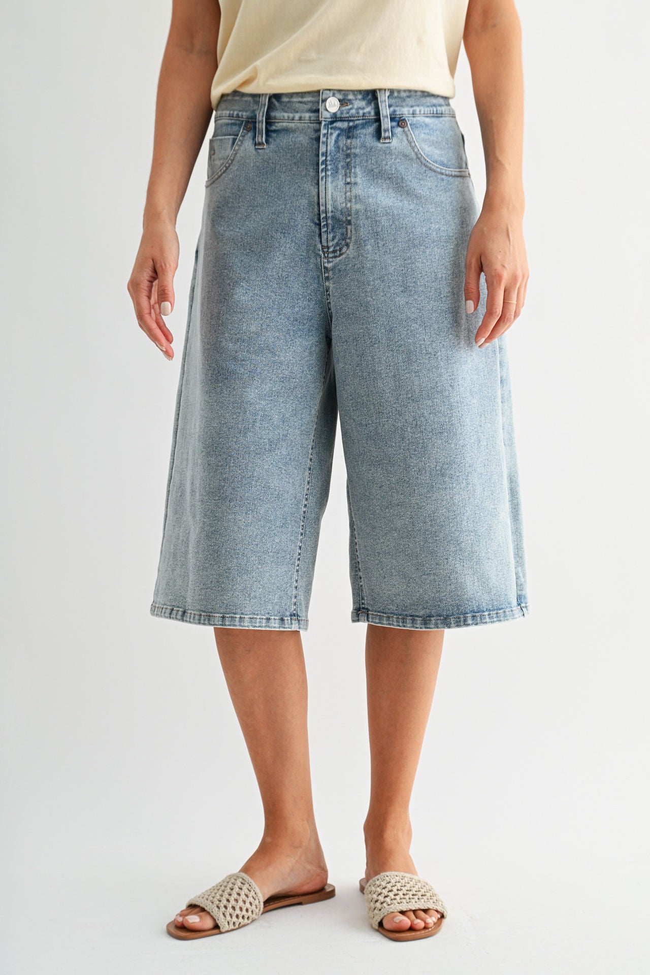 15" Relaxed Short Light Antique Wash