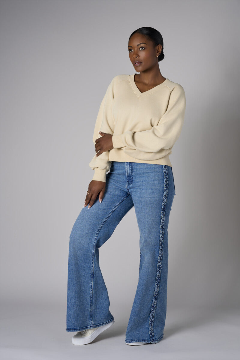 Bring your style to life with the 'Bone White' Zipper Back V-Neck Sweatshirt – perfect for any occasion.