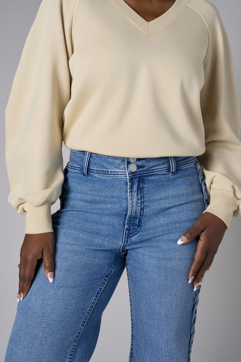 Bring your style to life with the 'Bone White' Zipper Back V-Neck Sweatshirt – perfect for any occasion.
