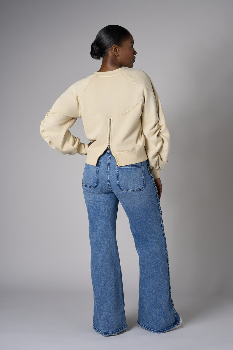 Bring your style to life with the 'Bone White' Zipper Back V-Neck Sweatshirt – perfect for any occasion.
