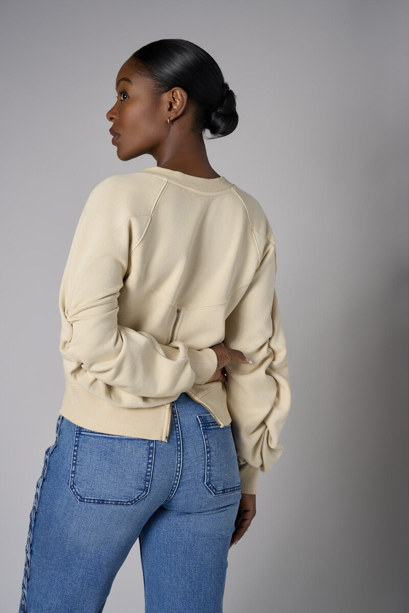 Bring your style to life with the 'Bone White' Zipper Back V-Neck Sweatshirt – perfect for any occasion.