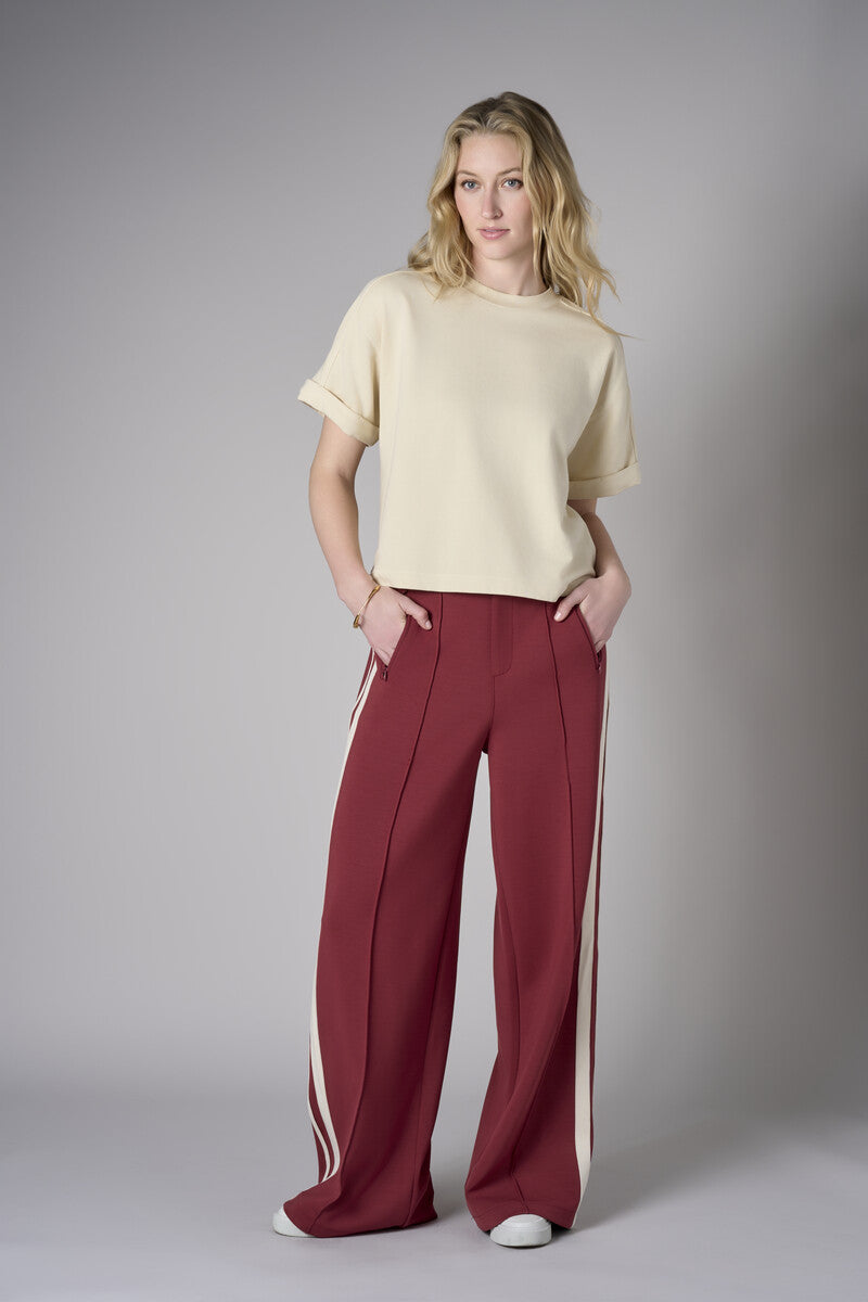 Redefine chic with the 'Bone White' Brie Sweatshirt – the perfect finishing touch.