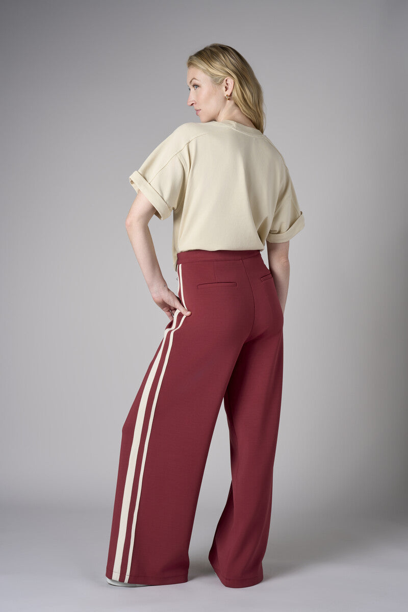 Redefine chic with the 'Bone White' Brie Sweatshirt – the perfect finishing touch.